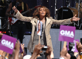 whitney_houston_performs_gma_tikipeter_celebritycity_004.jpg
