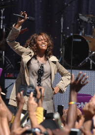 whitney_houston_performs_gma_tikipeter_celebritycity_005.jpg