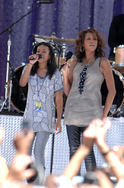whitney_houston_performs_gma_tikipeter_celebritycity_013.jpg