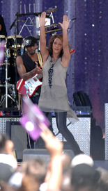 whitney_houston_performs_gma_tikipeter_celebritycity_020.jpg