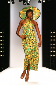 naomi-campbell-rocks-the-runway_06.jpg
