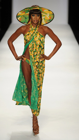 naomi-campbell-rocks-the-runway_08.jpg