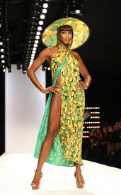 naomi-campbell-rocks-the-runway_09.jpg