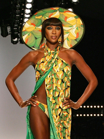naomi-campbell-rocks-the-runway_11.jpg