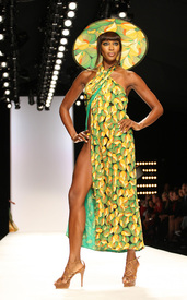 naomi-campbell-rocks-the-runway_10.jpg