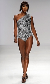 naomi-campbell-rocks-the-runway_22.jpg