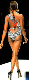 naomi-campbell-rocks-the-runway_24.jpg