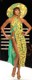 naomi-campbell-rocks-the-runway_28.jpg