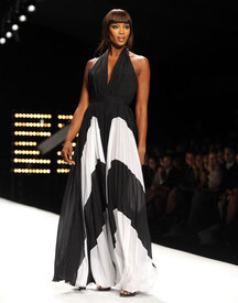 naomi-campbell-rocks-the-runway_34.jpg