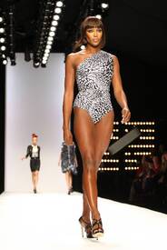 naomi-campbell-rocks-the-runway_39.jpg