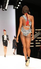 naomi-campbell-rocks-the-runway_41.jpg