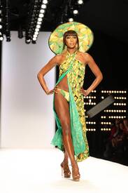 naomi-campbell-rocks-the-runway_42.jpg