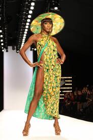naomi-campbell-rocks-the-runway_43.jpg