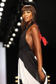 naomi-campbell-rocks-the-runway_48.jpg