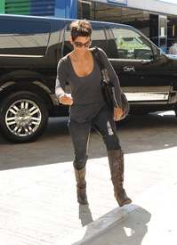 celebrity_paradise.com_TheElder_HalleBerry2010_09_27AtLAX2.jpg