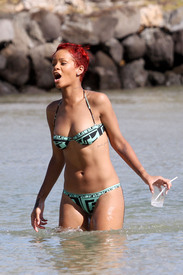 RihannaonthebeachinHawaii014.jpg
