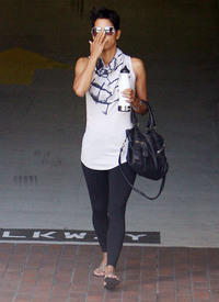 HalleBerryoutinBeverlyHills23.9.2010_19.jpg