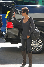 HalleBerryarrivesatLAXtocatchaflight_03.jpg
