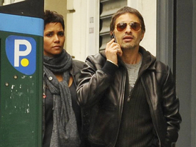 Halle Berry and Olivier Martinez in Paris 28.09.2010_14.jpg