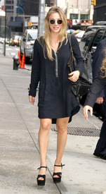 celebrity_paradise.com_TheElder_KaleyCuoco2011_09_29_LateShowwithDavidLetterman1.JPG