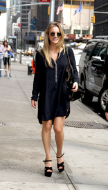 celebrity_paradise.com_TheElder_KaleyCuoco2011_09_29_LateShowwithDavidLetterman2.JPG