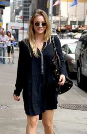 celebrity_paradise.com_TheElder_KaleyCuoco2011_09_29_LateShowwithDavidLetterman4.JPG