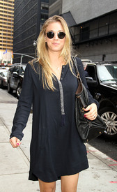 celebrity_paradise.com_TheElder_KaleyCuoco2011_09_29_LateShowwithDavidLetterman5.JPG