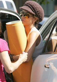 Halle_Berry_Yoga_Oct_01.jpg