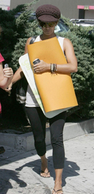 Halle_Berry_Yoga_Oct_03.jpg