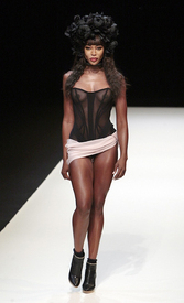 Naomi_Campbell_Chapurin_Runway_01.jpg
