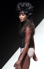Naomi_Campbell_Chapurin_Runway_11.jpg
