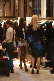 Naomi_shopping_in_Milano_at_dg_06.jpg