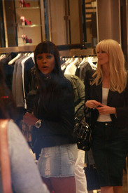 Naomi_shopping_in_Milano_at_dg_08.jpg