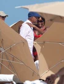Naomi_Campbell_relaxing_in_Miami_10.jpg