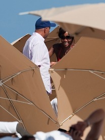 Naomi_Campbell_relaxing_in_Miami_15.jpg