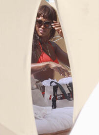 Naomi_Campbell_relaxing_in_Miami_85.jpg