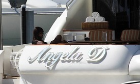 Naomi_Campbell_relaxing_in_Miami_32.jpg