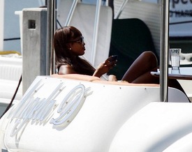Naomi_Campbell_relaxing_in_Miami_33.jpg