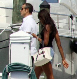Naomi_Campbell_relaxing_in_Miami_34.jpg