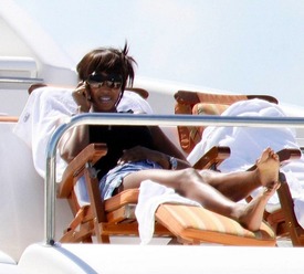Naomi_Campbell_relaxing_in_Miami_35.jpg