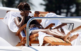 Naomi_Campbell_relaxing_in_Miami_36.jpg