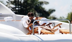 Naomi_Campbell_relaxing_in_Miami_39.jpg