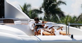 Naomi_Campbell_relaxing_in_Miami_40.jpg