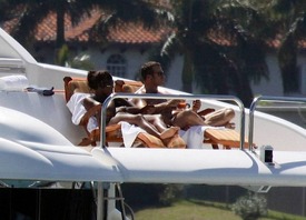 Naomi_Campbell_relaxing_in_Miami_47.jpg