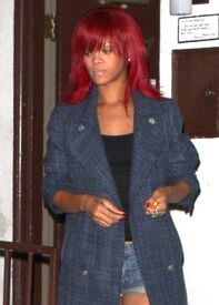 RihannastepsoutinLosAngeles_05.jpg