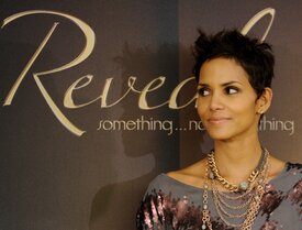 Halle Berry presents her new fragance Reveral in Hamburg 30.09.2010_43.jpg
