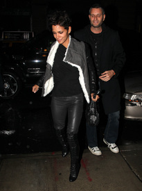 HalleBerryatNuelarestaurantinNYC4.10.2010_11.jpg