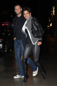 HalleBerryatNuelarestaurantinNYC4.10.2010_37.jpg