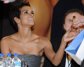 HalleBerrypromotingherRevealParfume_68.jpg