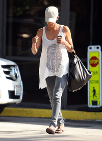 HalleBerryoutandaboutinBeverlyHills7.10.2010_18.jpg
